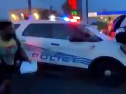 Mobil Polisi Seruduk Kerumunan Pendemo di Amerika Serikat