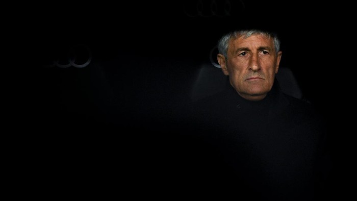 MADRID, SPAIN - MARCH 01: Head coach Quique Setien of FC Barcelona looks on during the Liga match between Real Madrid CF and FC Barcelona at Estadio Santiago Bernabeu on March 01, 2020 in Madrid, Spain. (Photo by David Ramos/Getty Images)