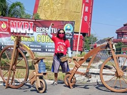 Kreatif! Pria Ini Sulap Limbah Kayu Jadi Sepeda