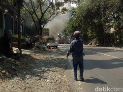 Diduga Konsleting Kelistrikan, Mobil Pikap Hangus Terbakar di Cianjur