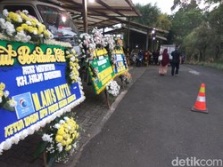 Ustaz Hilmi Aminuddin Dimakamkan dengan Protokol COVID-19