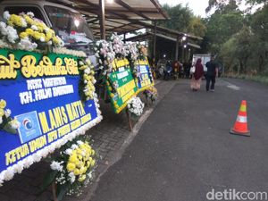Ustaz Hilmi Aminuddin Dimakamkan dengan Protokol COVID-19 Ustaz Hilmi Aminuddin Dimakamkan dengan Protokol COVID-19