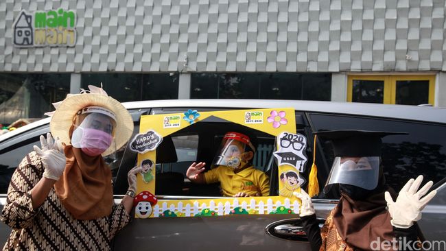 Semangat New Normal, PAUD Rumah Main-main Wisuda dari Dalam Mobil Semangat New Normal, PAUD Rumah Main-main Wisuda dari Dalam Mobil