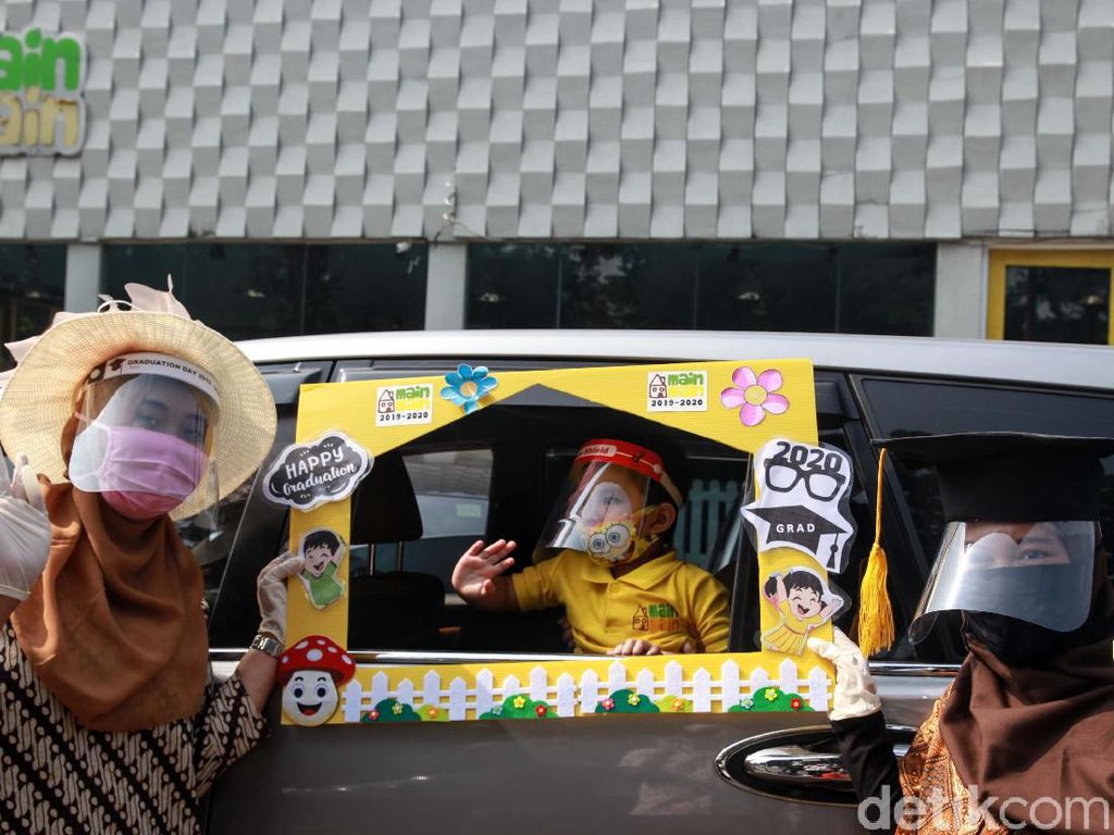 Semangat New Normal, PAUD Rumah Main-main Wisuda dari Dalam Mobil Semangat New Normal, PAUD Rumah Main-main Wisuda dari Dalam Mobil