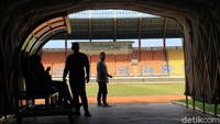 Kepala Dinas Pemuda dan Olahraga (Kadispora) Marlan Nirsyamsu mengatakan, masih menunggu hasil ulasan dari PSSI dan FIFA terkait fasilitas yang harus dibenahi. Namun, ia telah mendapatkan kabar terkait dua infrastruktur yang harus ditambah kapasitasnya.