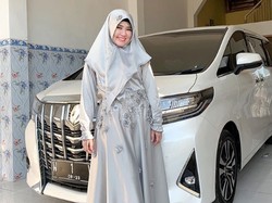 Ini Alasan Via Vallen Parkir Mobil di Luar Rumah