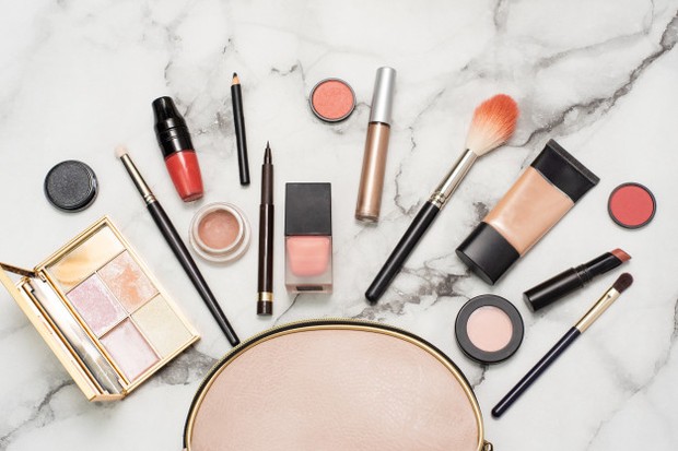 Usahakan Membawa Makeup Multifungsi/Freepik.com membawa makeup multifungsi