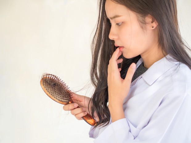Biasanya ranbut rontok ini disebabkan karena kurangnya, Niacin (vitamin B3), Biotin (vitamin B7), Zinc, Iron dan Linoleic Acid (LA) dan Alpha-Linolenic Acid (ALA).