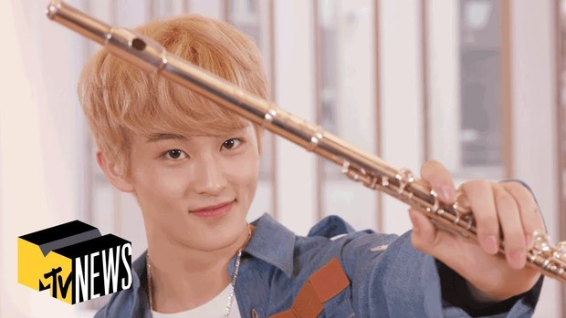 Mark NCT dan Flute/ Foto: YouTube channel MTV News idol K-Pop pria, Mark NCT sumbang memainkan flute setelah lama tak menyentuhnya