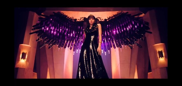 Gaya elegan Lisa Blackpink dalam balutan busana mewah di 'How You Like That'
