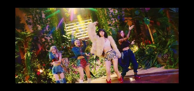 Gaya Lisa Blackpink dalam balutan busana mewah di 'How You Like That'