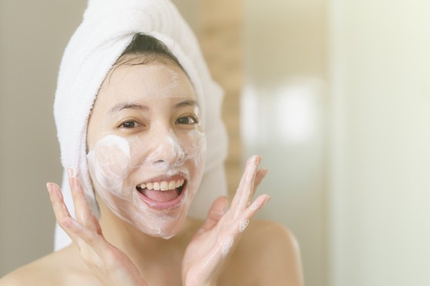 Gunakanlah pembersih wajah yang ringan untuk melawan minyak dan keringat yang berlebih di wajah.