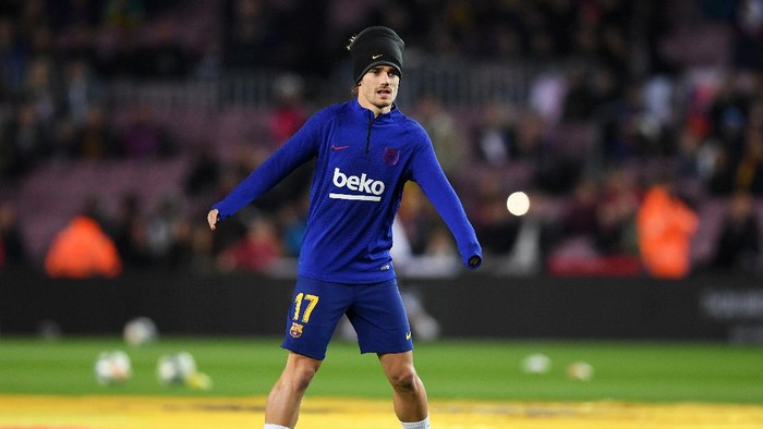 BARCELONA, SPAIN - DECEMBER 07: Antoine Griezmann of FC Barcelona warms up prior to the Liga match between FC Barcelona and RCD Mallorca at Camp Nou on December 07, 2019 in Barcelona, Spain. (Photo by Alex Caparros/Getty Images)