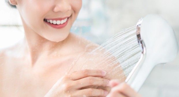 Bilas dengan air bersih membantu menghindari iritasi kulit dan gunakan produk sabun mandi yang menenangkan dan melembabkan kulit.