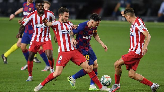 BARCELONA, SPAIN - JUNE 30: Lionel Messi (C) of FC Barcelona is challenged by Saul Niguez (L) of Atletico Madrid and Jose Maria Gimenez of Atletico Madrid during the Liga match between FC Barcelona and Club Atletico de Madrid at Camp Nou on June 30, 2020 in Barcelona, Spain. (Photo by David Ramos/Getty Images)