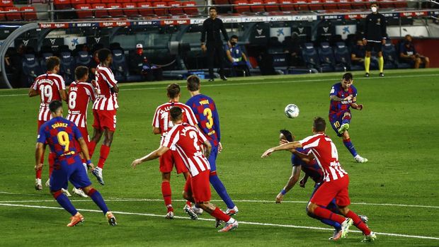 Barcelona's Lionel Messi kicks the ball during the Spanish La Liga soccer match between FC Barcelona and Atletico Madrid at the Camp Nou stadium in Barcelona, Spain, Tuesday, June 30, 2020. (AP Photo/Joan Monfort)