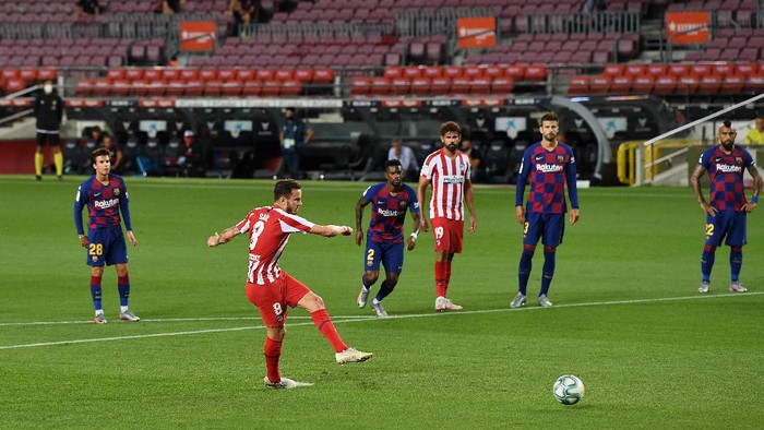 BARCELONA, SPAIN - JUNE 30: Saul Niguez of Atletico Madrid scores his teams first goal by penalty during the Liga match between FC Barcelona and Club Atletico de Madrid at Camp Nou on June 30, 2020 in Barcelona, Spain. (Photo by David Ramos/Getty Images)