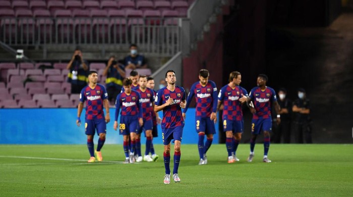 BARCELONA, SPAIN - JUNE 30: The players of Barcelona celebrate 
their teams first goal by Diego Costa of Atletico Madrid who scored an own goal  during the Liga match between FC Barcelona and Club Atletico de Madrid at Camp Nou on June 30, 2020 in Barcelona, Spain. (Photo by David Ramos/Getty Images)