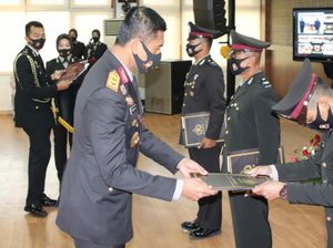 Aksi Inspiratif Anggota Polresta Sukabumi Ini Berbuah Pin Emas Kapolri Aksi Inspiratif Anggota Polresta Sukabumi Ini Berbuah Pin Emas Kapolri