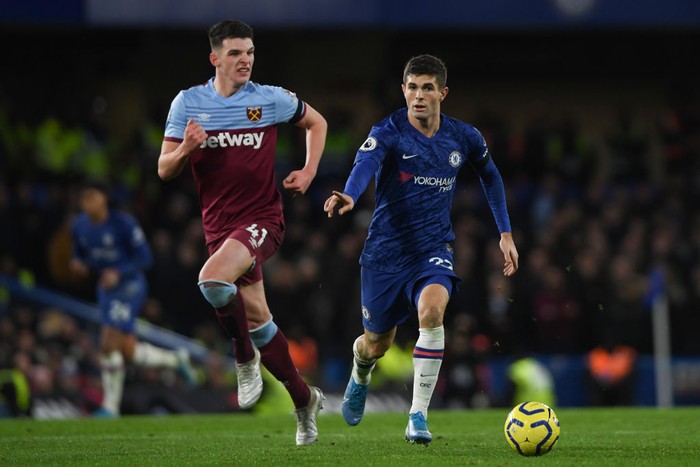 LONDON, ENGLAND - NOVEMBER 30: Christian Pulisic of Chelsea is challenged by Declan Rice of West Ham Unitedduring the Premier League match between Chelsea FC and West Ham United at Stamford Bridge on November 30, 2019 in London, United Kingdom. (Photo by Mike Hewitt/Getty Images)