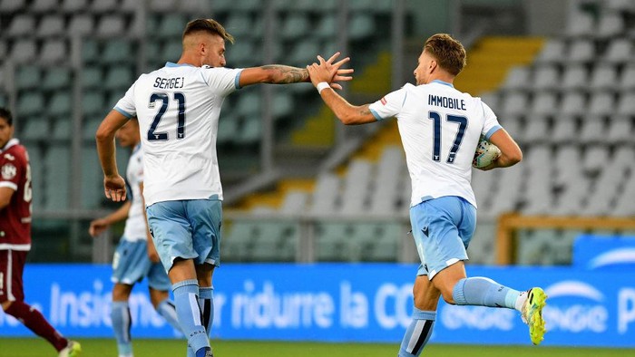 TURIN, ITALY - JUNE 30: Ciro Immobile of SS Lazio celebrates after scoring the first goal of his team with teammate Sergej Milinkovic-Savic during the Serie A match between Torino FC and  SS Lazio at Stadio Olimpico di Torino on June 30, 2020 in Turin, Italy. (Photo by Marco Rosi - SS Lazio/Getty Images)
