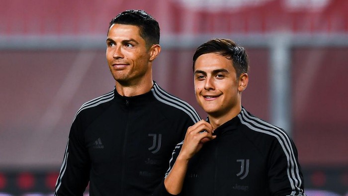GENOA, ITALY - JUNE 30: Cristiano Ronaldo of Juventus (left) and Paulo Dybala of Juventus line-up before the Serie A match between Genoa CFC and Juventus FC at Stadio Luigi Ferraris on June 30, 2020 in Genoa, Italy. (Photo by Paolo Rattini/Getty Images)