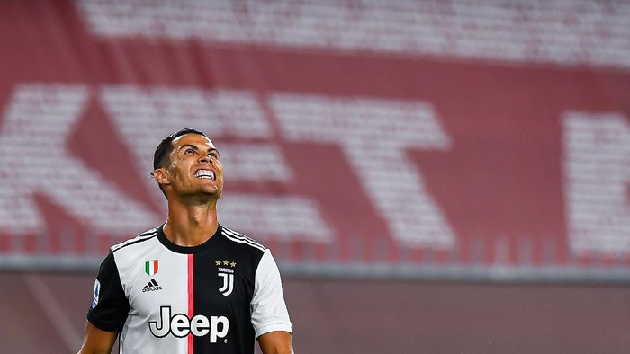 GENOA, ITALY - JUNE 30: Cristiano Ronaldo of Juventus reacts with disappointment during the Serie A match between Genoa CFC and Juventus FC at Stadio Luigi Ferraris on June 30, 2020 in Genoa, Italy. (Photo by Paolo Rattini/Getty Images)