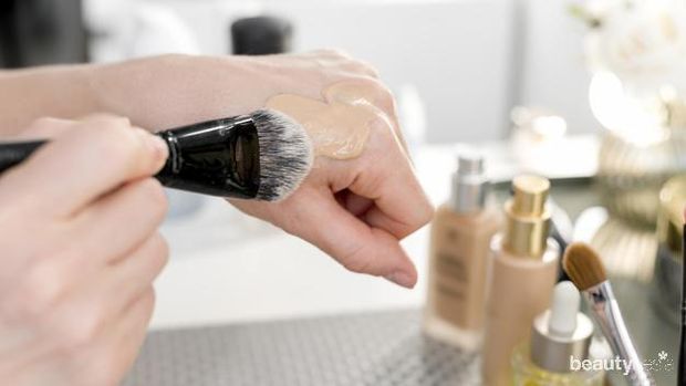 Membersihkan brush atau spons foundation juga bisa mengatasi kulit berminyak saat makeup.