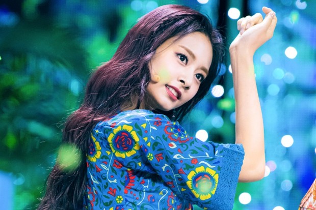potret Tzuyu TWICE dari samping saat tampil dengan lagu More and More di Inkigayo