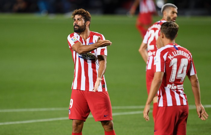 BARCELONA, SPAIN - JUNE 30:  Diego Costa of Atletico Madrid argues with  the referee during the Liga match between FC Barcelona and Club Atletico de Madrid at Camp Nou on June 30, 2020 in Barcelona, Spain. (Photo by David Ramos/Getty Images)
