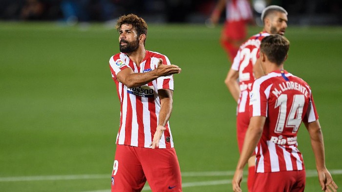 BARCELONA, SPAIN - JUNE 30:  Diego Costa of Atletico Madrid argues with  the referee during the Liga match between FC Barcelona and Club Atletico de Madrid at Camp Nou on June 30, 2020 in Barcelona, Spain. (Photo by David Ramos/Getty Images)