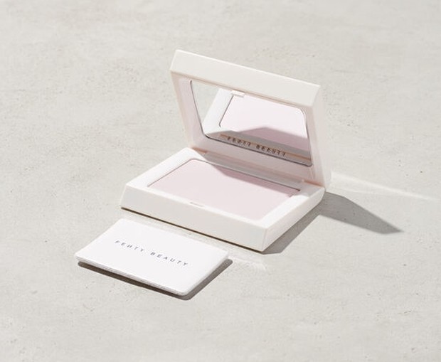 Blotting Powder/fentybeauty.com blotting powder dapat menyerap minyak berlebih di wajah kamu dan akan menjaga kulit tetap matte dan mengontrol minyak di wajah.