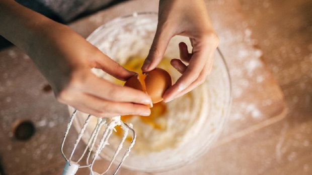 Woman making cupcakes
