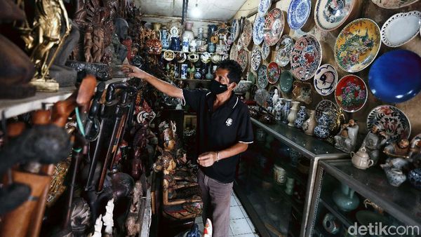 Mengintip Pasar Barang Antik di Jalan Surabaya