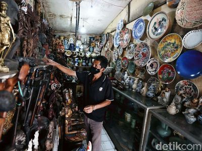 Mengintip Pasar Barang Antik di Jalan Surabaya