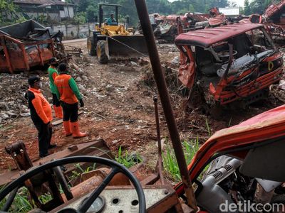 Intip Kuburan Truk Sampah DKI