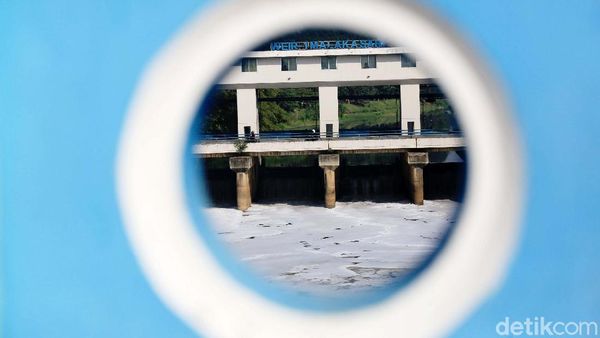 Jorok! Aliran Banjir Kanal Timur Dipenuhi Busa