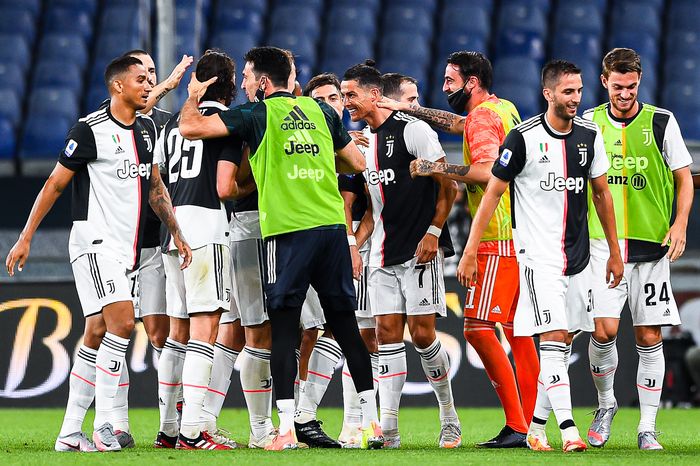 Juventus GENOA, ITALY - JUNE 30: Cristiano Ronaldo of Juventus (center) celebrates with his team-mates after scoring a goal during the Serie A match between Genoa CFC and Juventus FC at Stadio Luigi Ferraris on June 30, 2020 in Genoa, Italy. (Photo by Paolo Rattini/Getty Images)