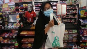 Kantong Plastik Dilarang, Warga Mulai Pakai Kemasan Ramah Lingkungan