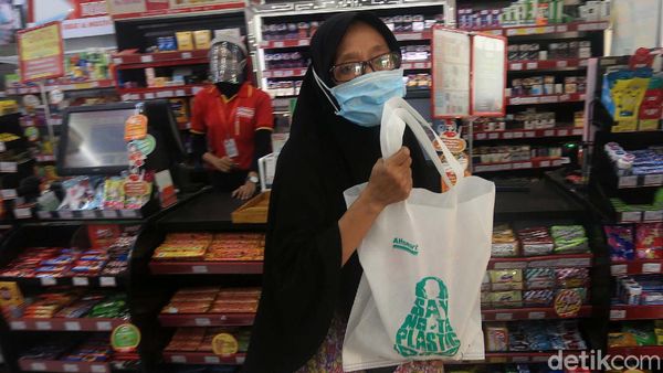 Kantong Plastik Dilarang, Warga Mulai Pakai Kemasan Ramah Lingkungan