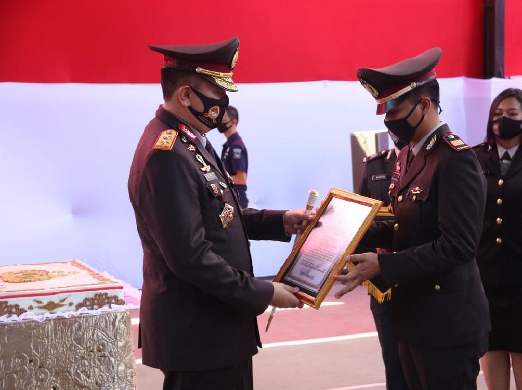 Tolak Laporan Anak ke Ibu Kandung, AKP Priyo Dapat Penghargaan Kapolda NTB Tolak Laporan Anak ke Ibu Kandung, AKP Priyo Dapat Penghargaan Kapolda NTB