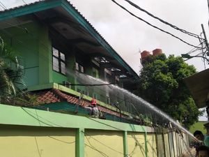 Kebakaran di SMAN 100 Jaktim Hanguskan Ruang Wakil Kepsek hingga Lab Kebakaran di SMAN 100 Jaktim Hanguskan Ruang Wakil Kepsek hingga Lab