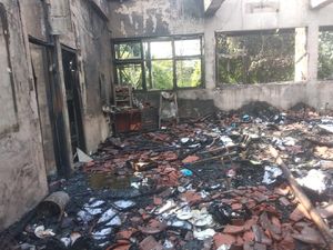 Dugaan Arus Pendek di SMA 100 Jaktim Bikin Hangus Ruang Wakepsek Dugaan Arus Pendek di SMA 100 Jaktim Bikin Hangus Ruang Wakepsek