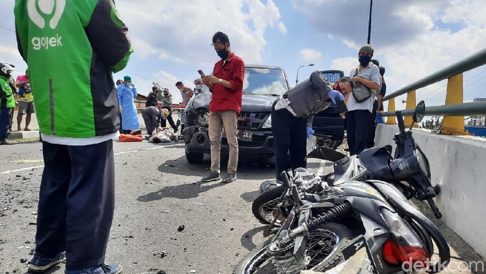 Kecelakaan motor dan mobil di flyover Lempuyangan Yogyakarta, Rabu (1/7/2020).