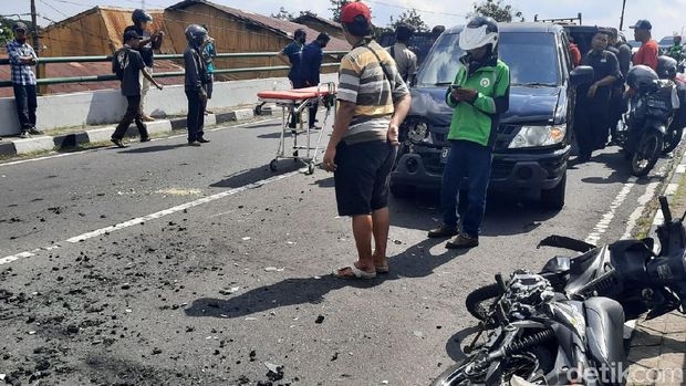 Kecelakaan motor dan mobil di flyover Lempuyangan Yogyakarta, Rabu (1/7/2020).