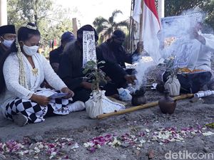 Keluarga Korban Tabrak Lari Overpass Solo Gelar Ruwatan Keluarga Korban Tabrak Lari Overpass Solo Gelar Ruwatan