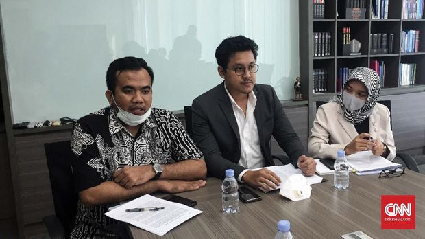Kuasa Hukum Djoko Tjandra, Andi Putra Kusuma saat konferensi pers di kantornya di Jakarta, Rabu (1/7).
