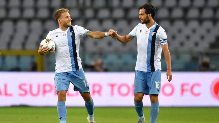TURIN, ITALY - JUNE 30:  Ciro Immobile (L) of SS Lazio celebrates a goal with team mate Marco Parolo during the Serie A match between Torino FC and  SS Lazio at Stadio Olimpico di Torino on June 30, 2020 in Turin, Italy.  (Photo by Valerio Pennicino/Getty Images)