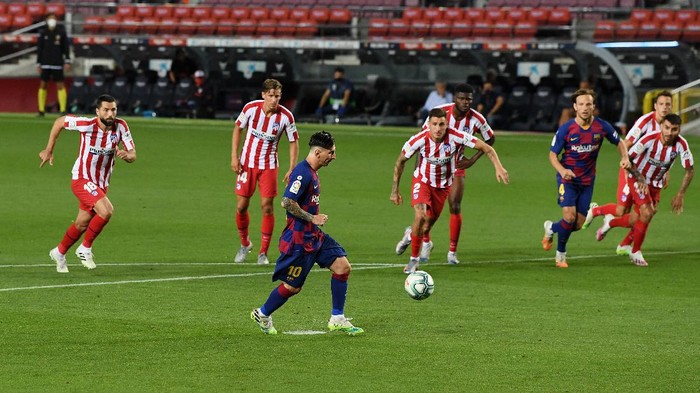 BARCELONA, SPAIN - JUNE 30: Lionel Messi of FC Barcelona scores his teams second goal by penalty against Goalkeeper Jan Oblak of Atletico Madrid during the Liga match between FC Barcelona and Club Atletico de Madrid at Camp Nou on June 30, 2020 in Barcelona, Spain. (Photo by David Ramos/Getty Images)