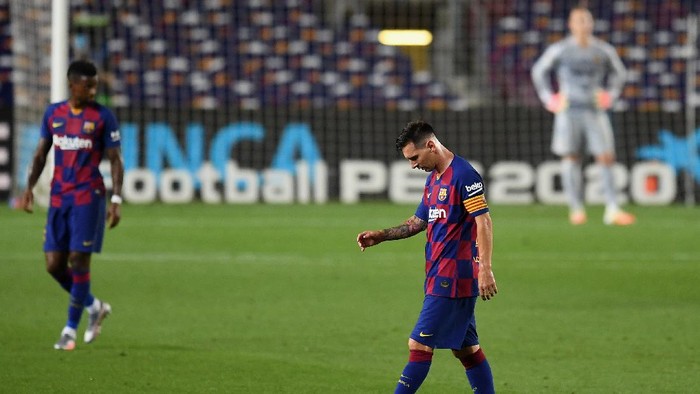 BARCELONA, SPAIN - JUNE 30: Lionel Messi of FC Barcelona shows his disappointment after the second goal for Madrid during the Liga match between FC Barcelona and Club Atletico de Madrid at Camp Nou on June 30, 2020 in Barcelona, Spain. (Photo by David Ramos/Getty Images)